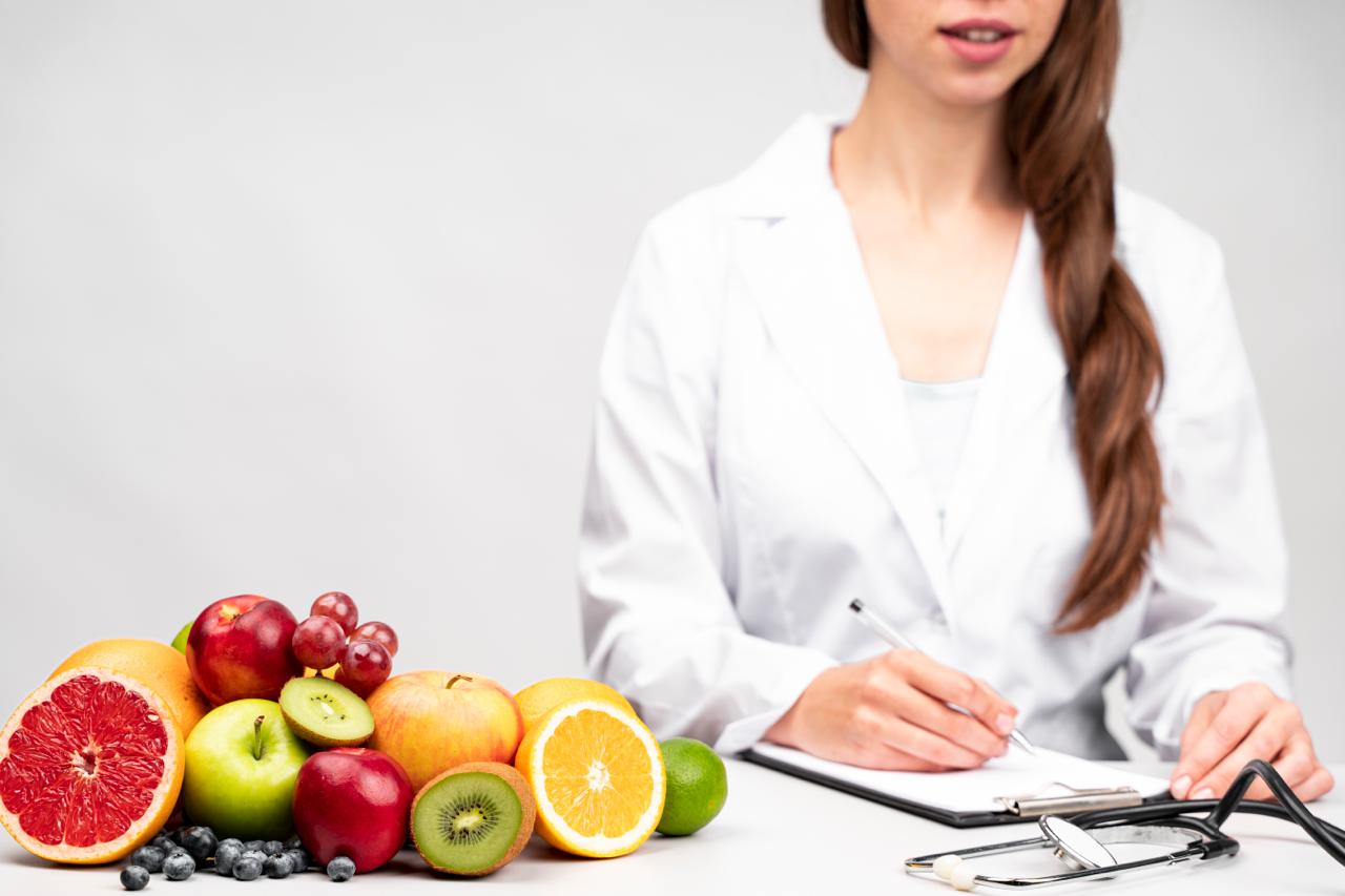Nutricionista con frutas y alimentos saludables